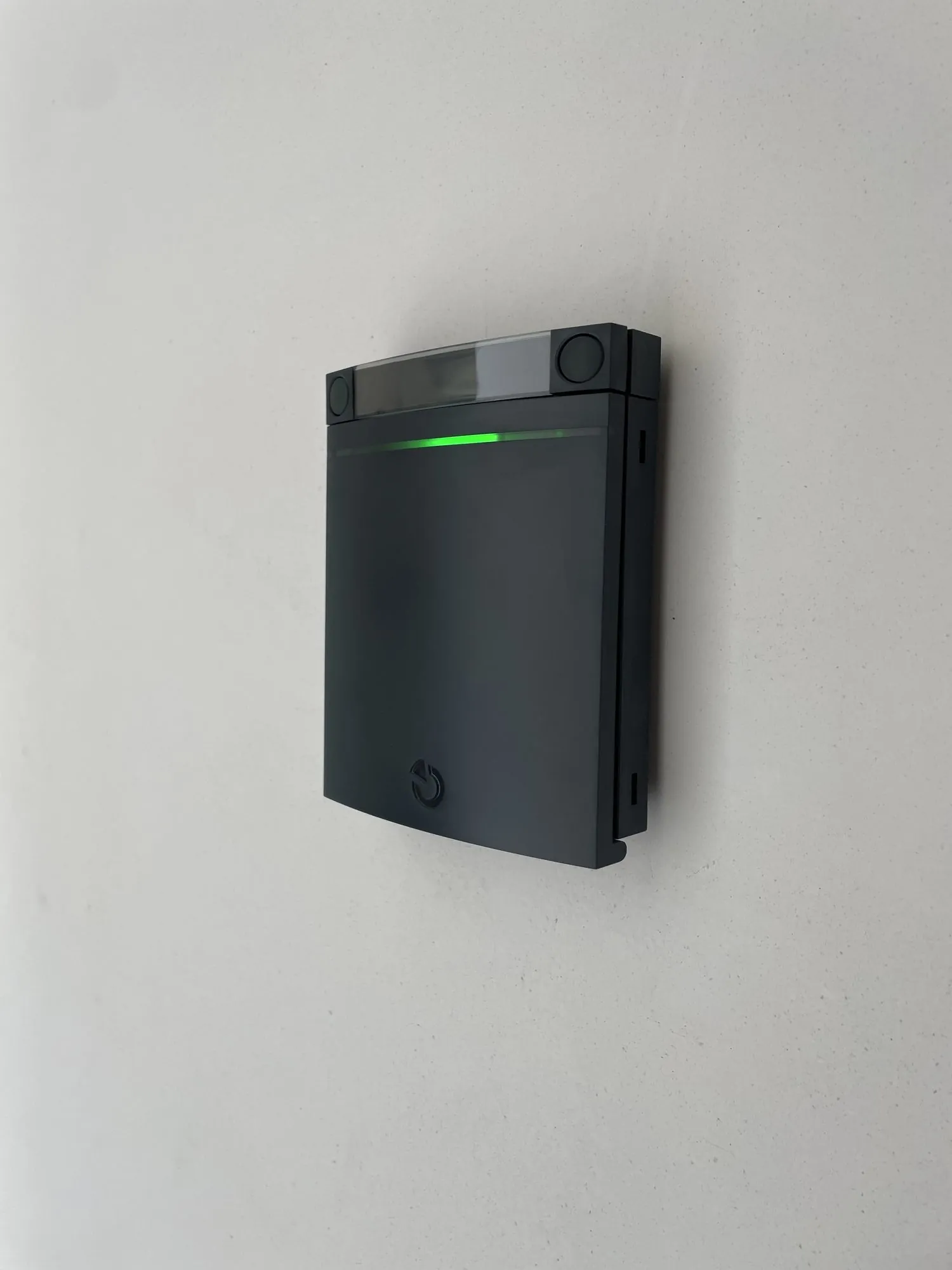 Zwart toegangscontrolesysteem aan muur bevestigd met groen statuslampje